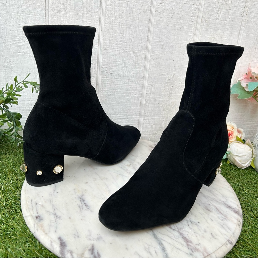 STUART
WEITZMAN
Allshine 60 Bootie In
Black Suede
$695
Women size 8.5 new